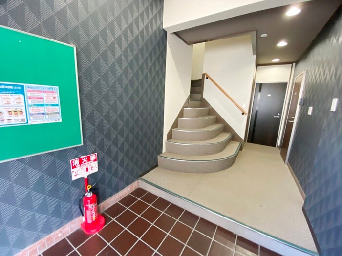 物件外観写真3　(エントランス部分)