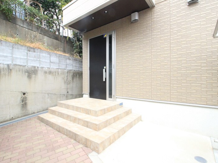 物件外観写真3　(エントランス部分)