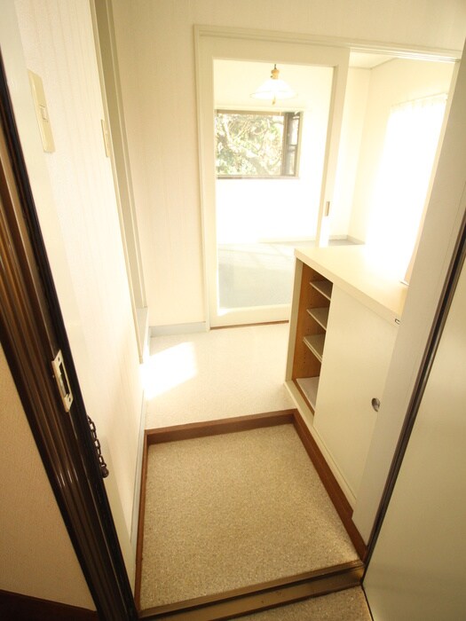 物件内観写真4　(玄関)