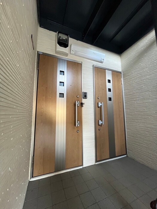 物件外観写真4　(エントランス部分)