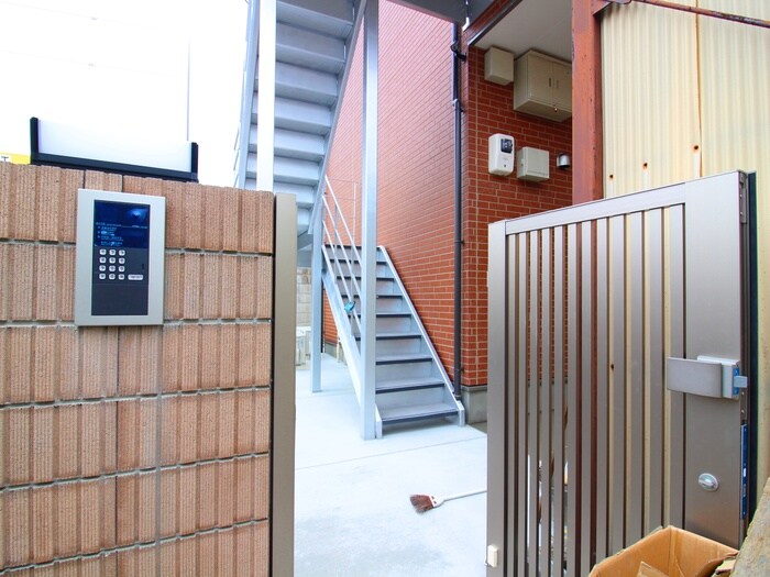 物件外観写真2　(エントランス部分)