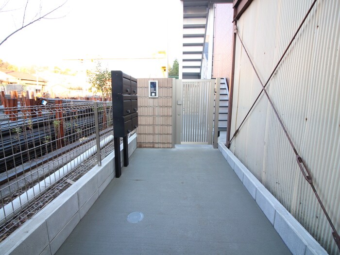 物件外観写真4　(エントランス部分)