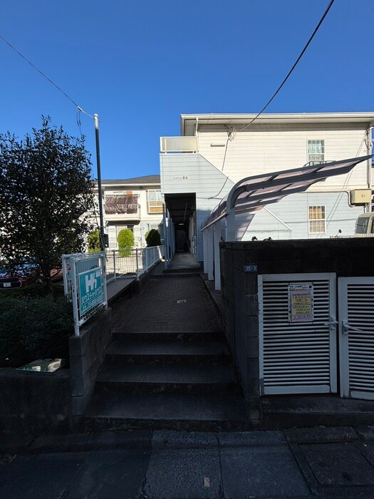 物件外観写真3　(エントランス部分)