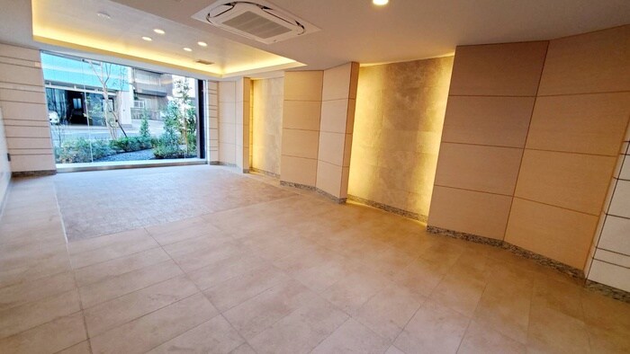 物件外観写真2　(エントランス部分)