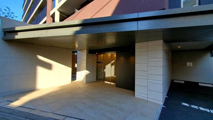 物件外観写真3　(エントランス部分)