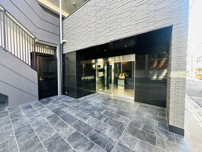 物件外観写真2　(エントランス部分)