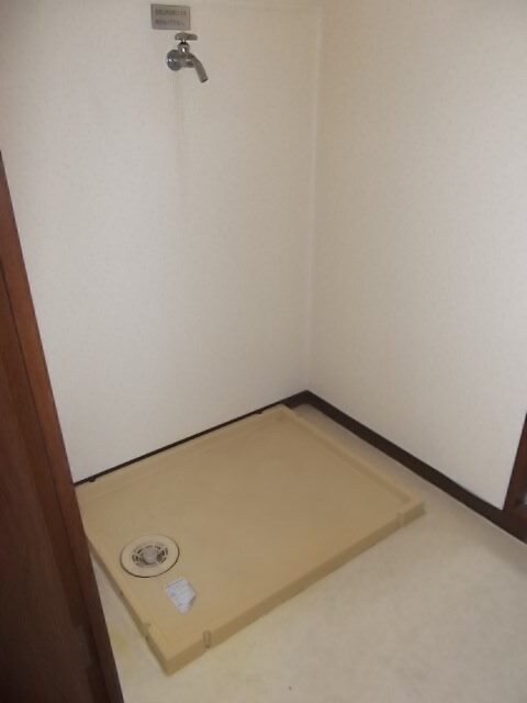 物件内観写真5　(洗濯機置場)