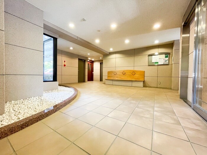 物件外観写真3　(エントランス部分)