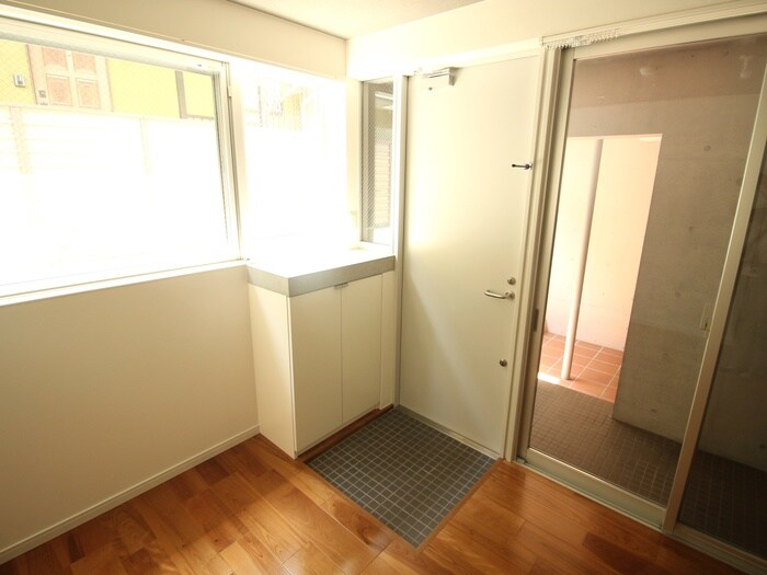 物件内観写真16　(玄関)