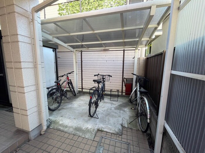 物件外観写真4　(駐輪場)