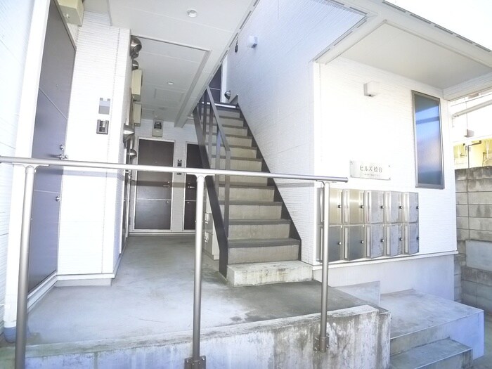 物件外観写真4　(エントランス部分)