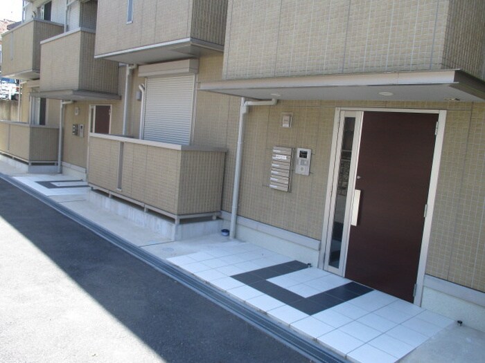 物件外観写真3　(エントランス部分)