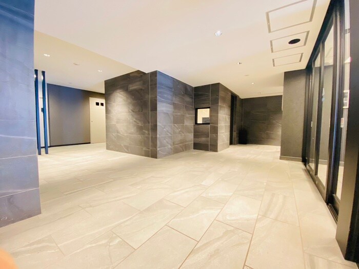 物件外観写真2　(エントランス部分)