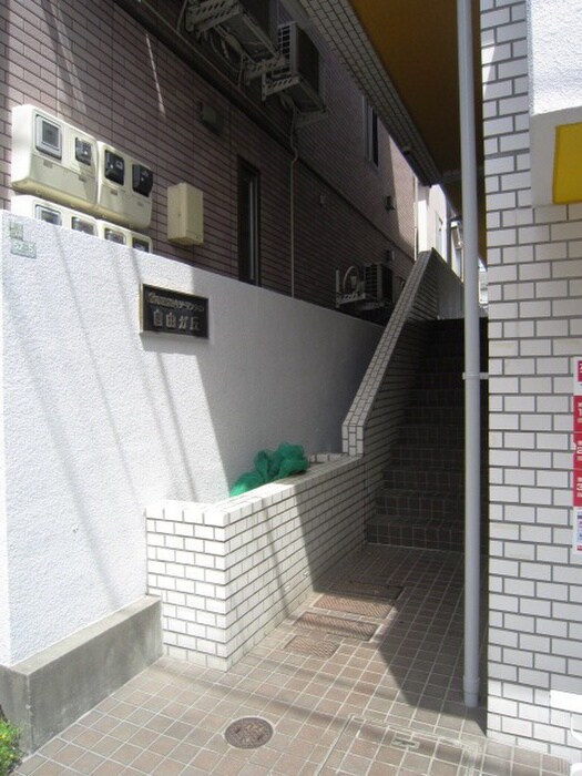 物件外観写真3　(エントランス部分)