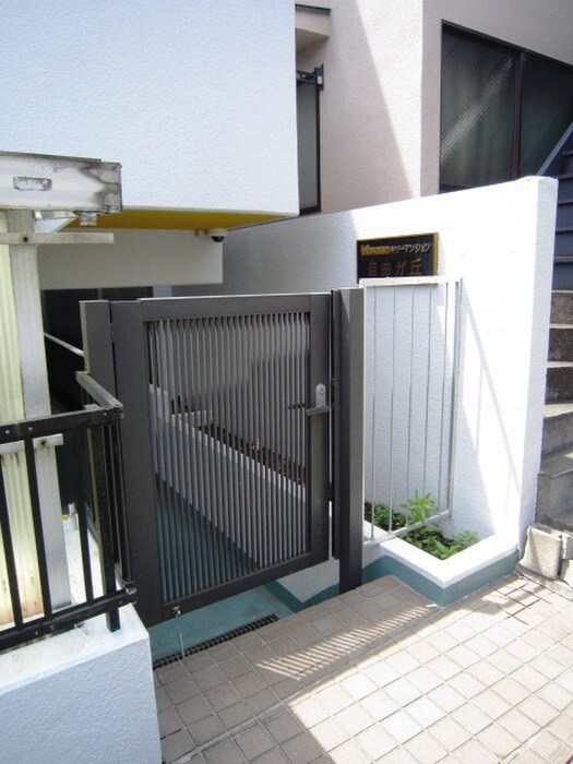 物件外観写真4　(エントランス部分)