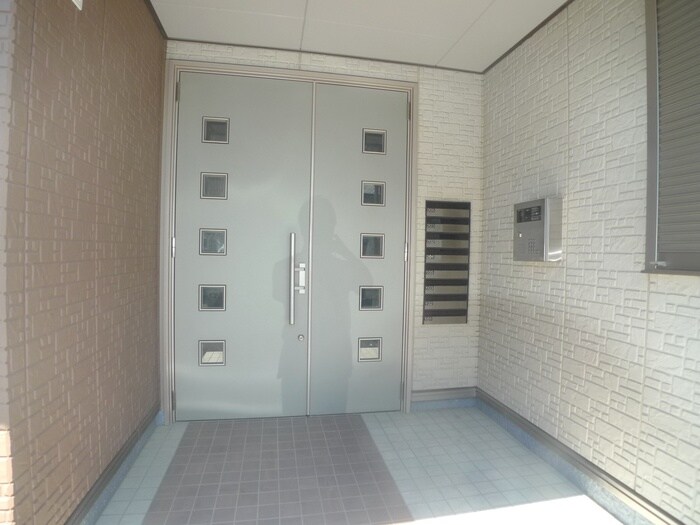 物件外観写真2　(エントランス部分)