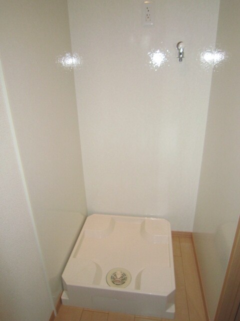 物件内観写真13　(洗濯機置場)