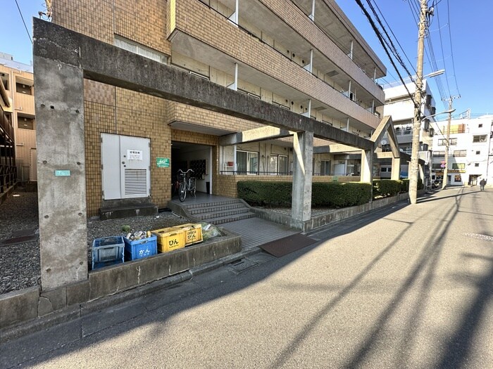 物件外観写真2　(エントランス部分)