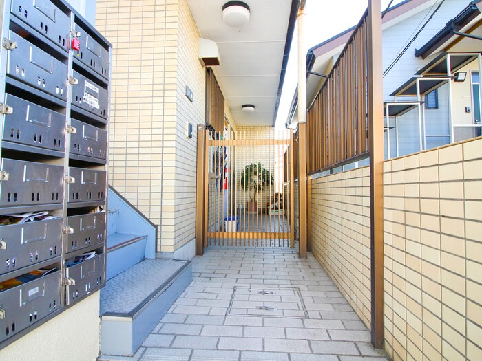 物件外観写真2　(エントランス部分)