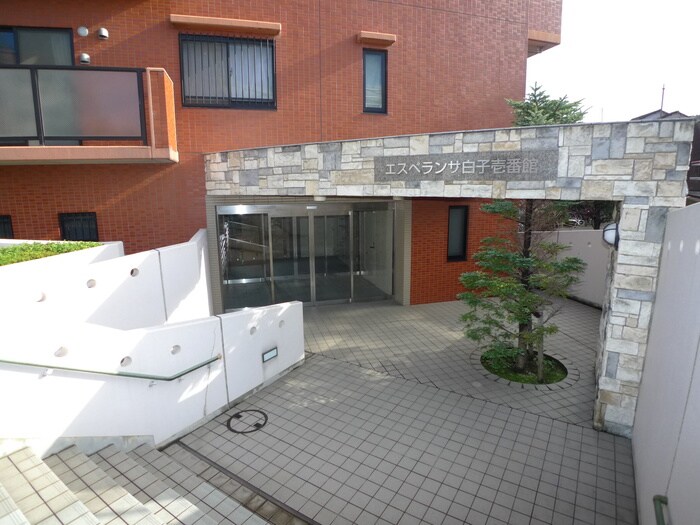 物件外観写真2　(エントランス部分)