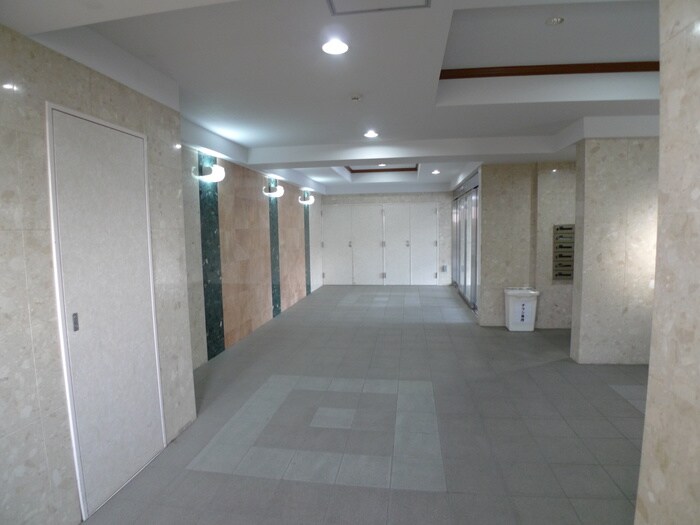 物件外観写真6　(エントランス部分)