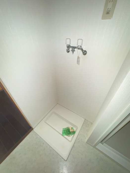 物件内観写真15　(洗濯機置場)