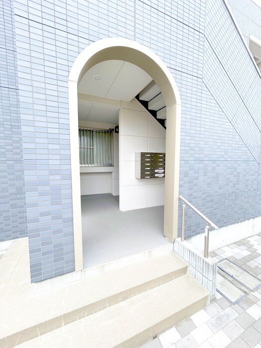 物件外観写真3　(エントランス部分)