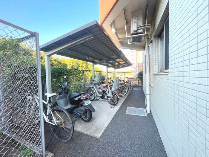 物件外観写真4　(駐輪場)