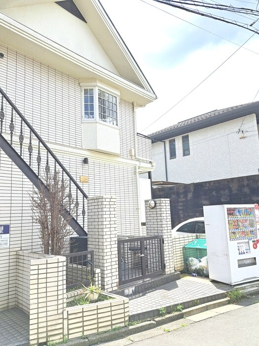 物件外観写真2　(エントランス部分)