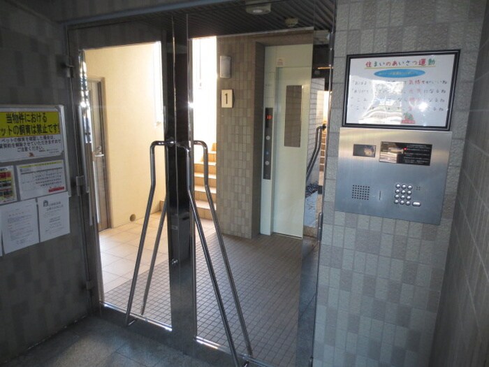 物件外観写真2　(エントランス部分)