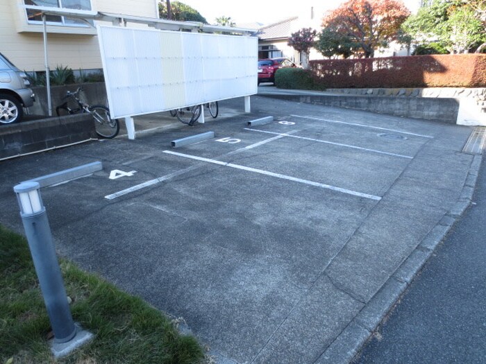 物件外観写真3　(駐車場)