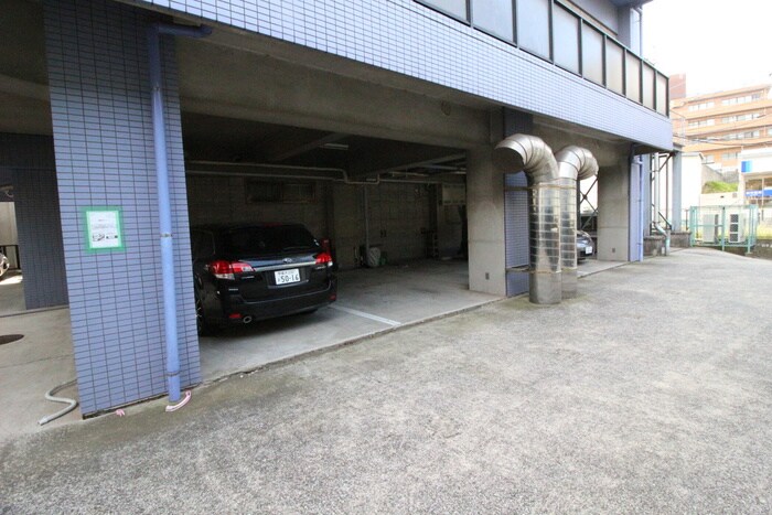 物件外観写真4　(駐車場)