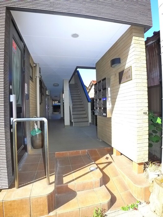 物件外観写真3　(エントランス部分)