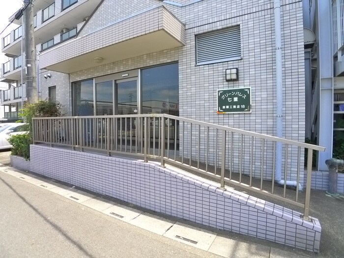 物件外観写真2　(エントランス部分)