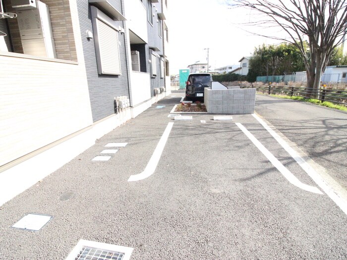 物件外観写真4　(駐車場)