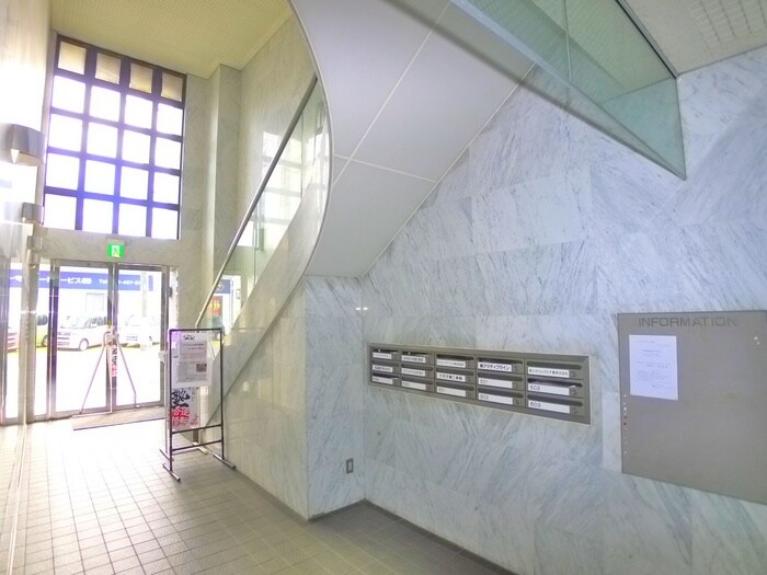 物件外観写真3　(エントランス部分)