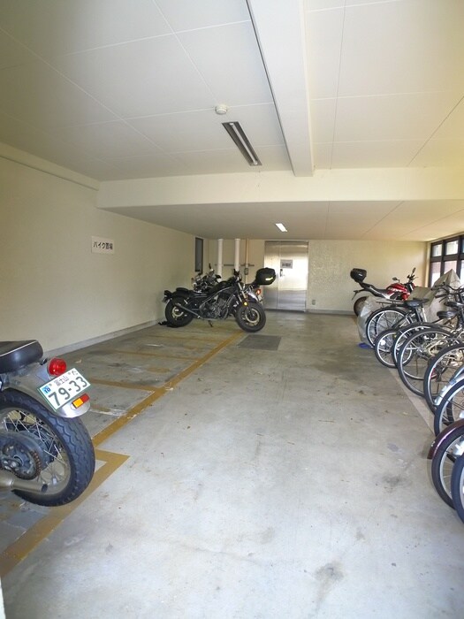 物件外観写真4　(バイク置き場)