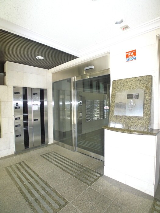 物件外観写真6　(エントランス部分)