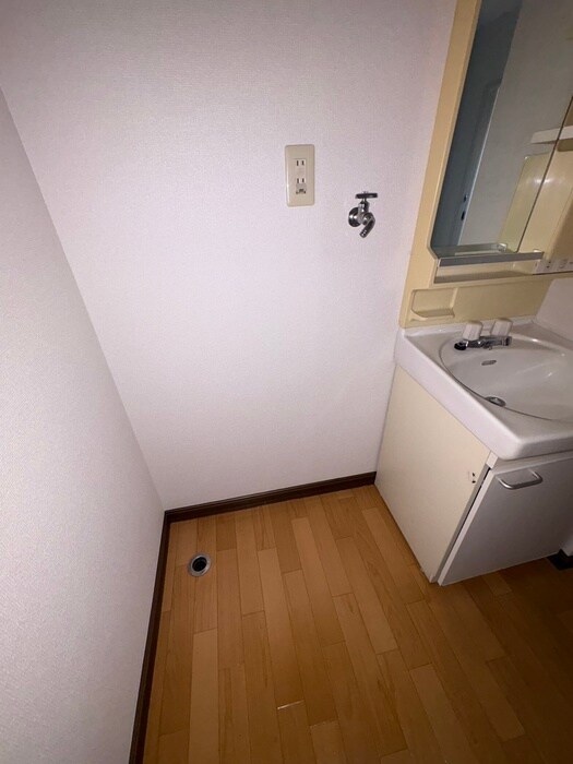 物件内観写真16　(洗濯機置場)