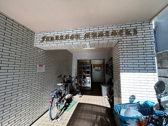 物件外観写真2　(エントランス部分)