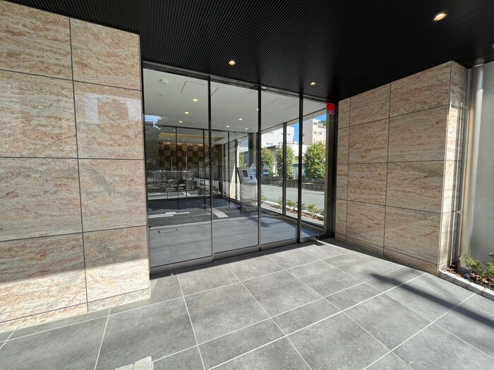 物件外観写真2　(エントランス部分)