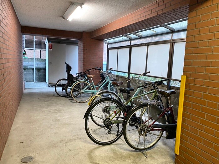 物件外観写真5　(駐輪場)
