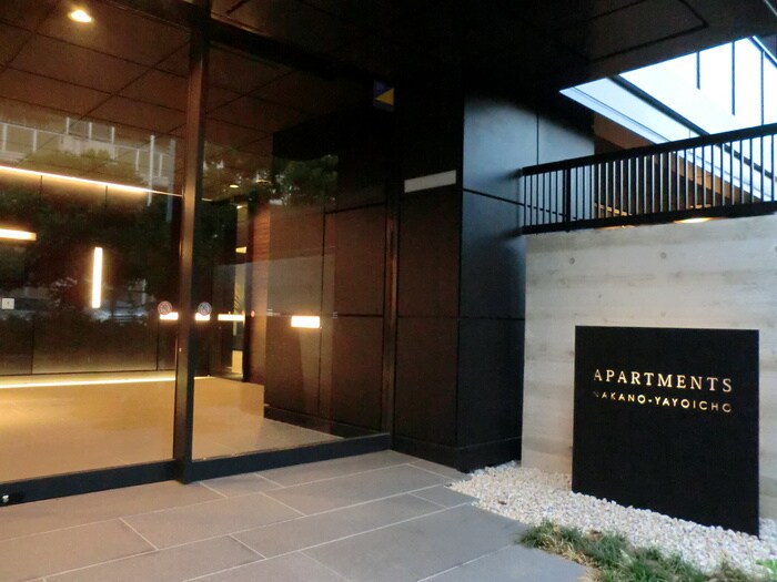 物件外観写真6　(エントランス部分)