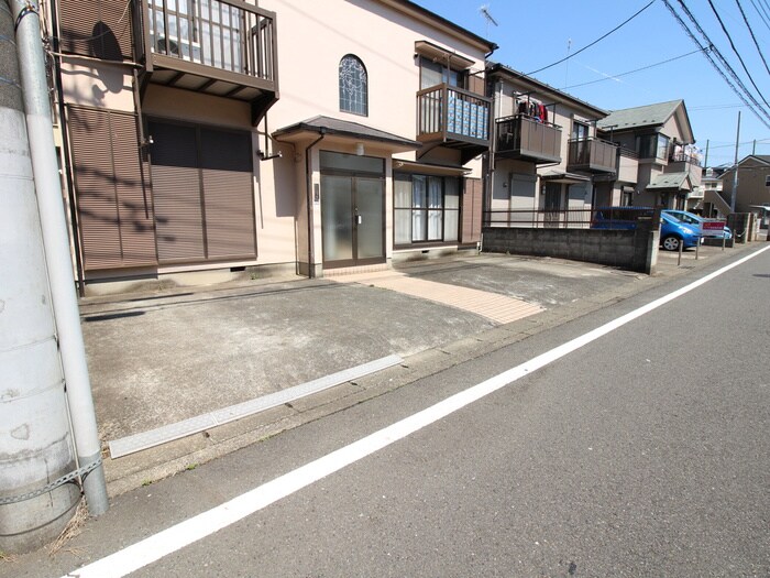 物件外観写真2　(駐車場)