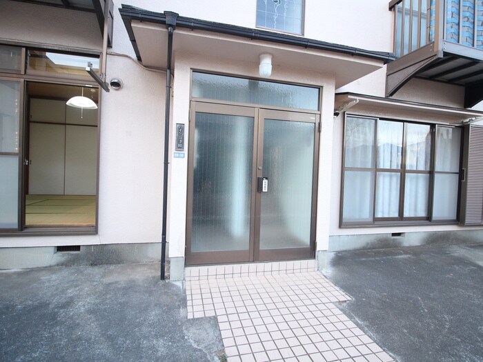 物件外観写真5　(エントランス部分)