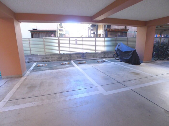 物件外観写真5　(駐車場)