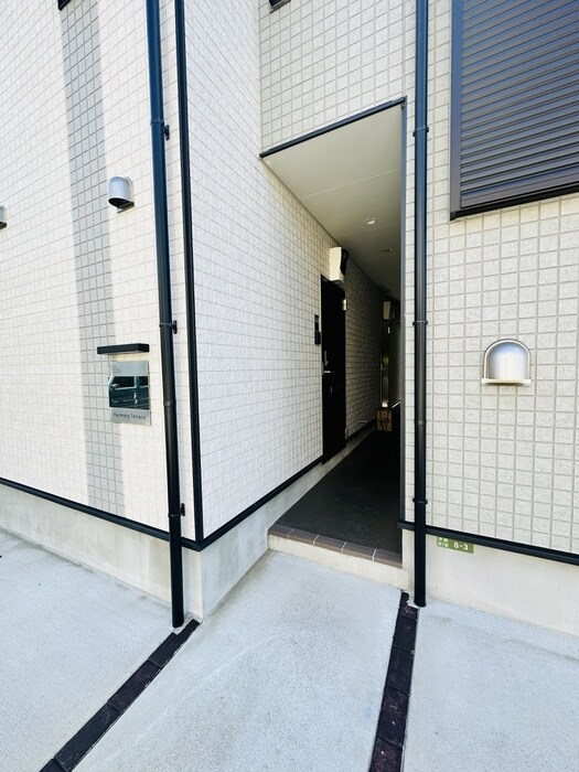 物件外観写真2　(エントランス部分)