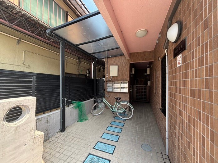 物件外観写真4　(エントランス部分)