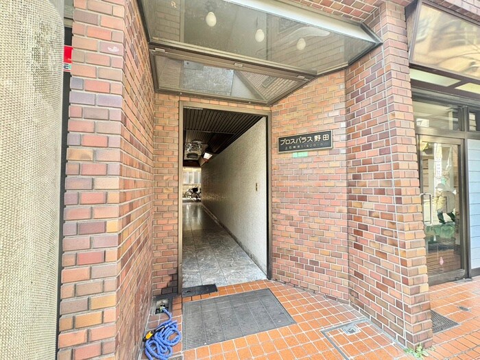 物件外観写真2　(エントランス部分)