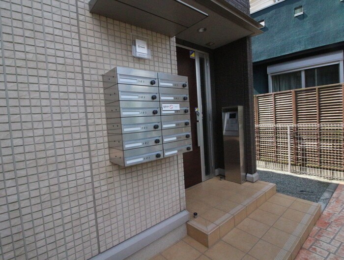 物件外観写真2　(エントランス部分)